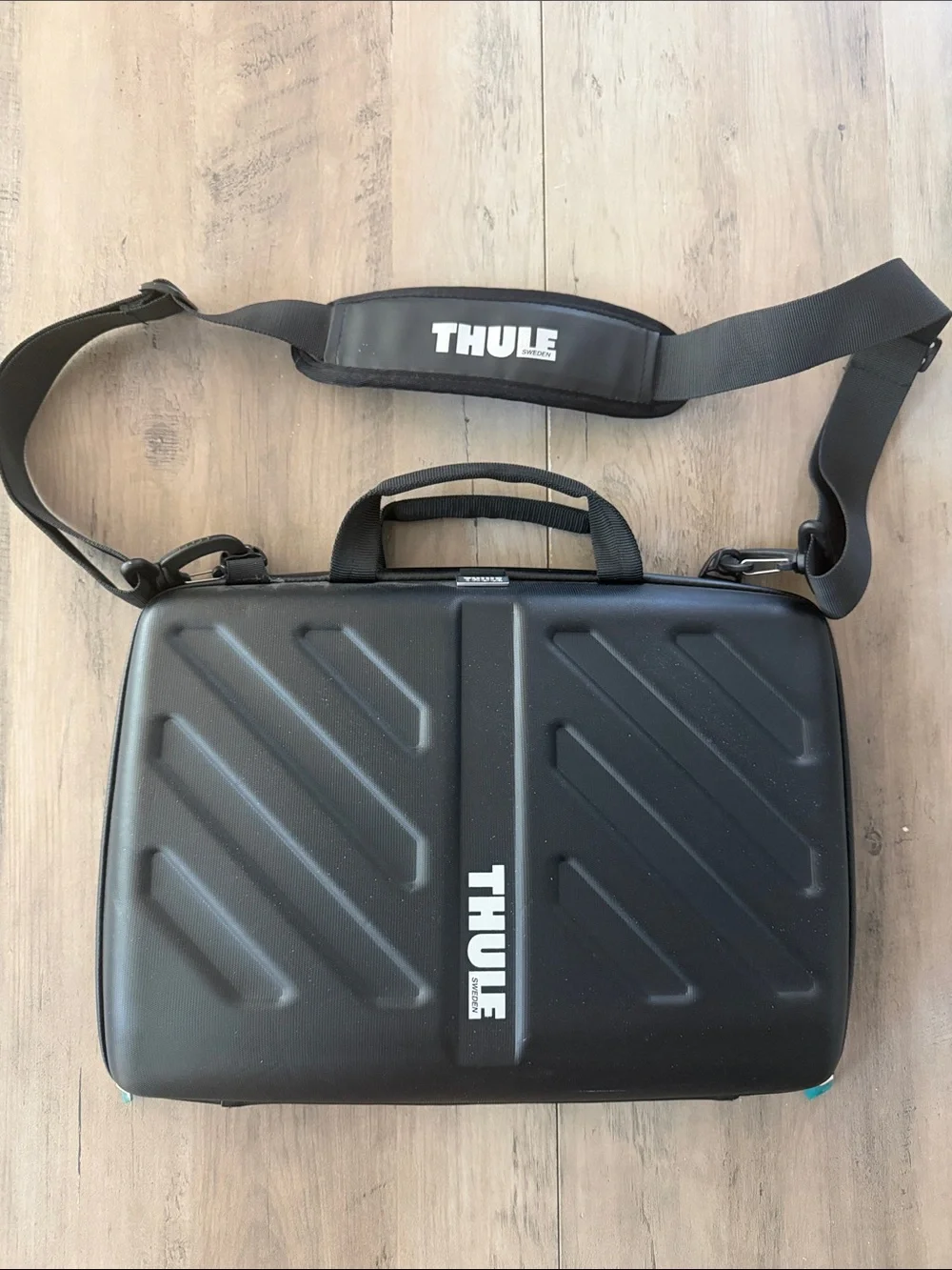 Thule Black Hard-Shell Laptop Messenger Case Shoulder Strap travel school work